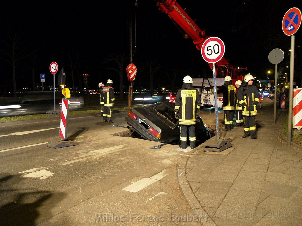 VU BMW fuhr in Baugrube Konrad Adenauer Ufer P20.JPG